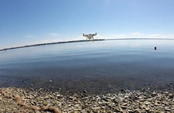 城會(huì)玩！加拿大男子成功用無(wú)人機(jī)釣到魚(yú)