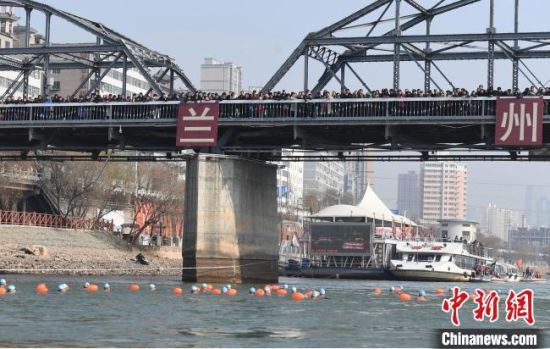 圖為活動現(xiàn)場冬泳愛好者表演“漂游”?！钇G敏 攝