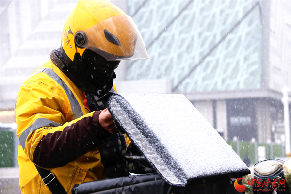 2020年第一場雪巧遇“小寒” 蘭州人請收下?。ńM圖）