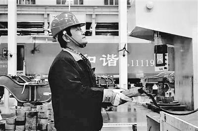 蘭州：寒夜黃河邊，他一把拉出落水大學(xué)生