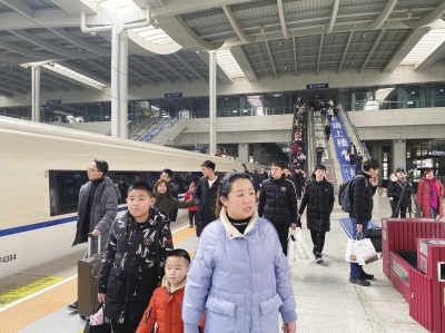 春運10天蘭鐵各部門發(fā)送旅客232.8萬人
