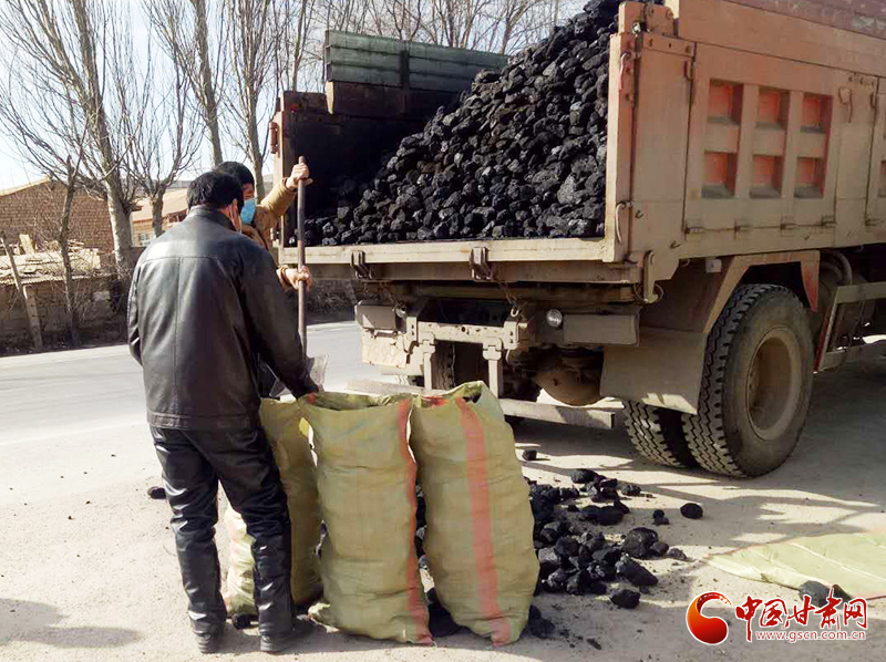 【甘肅全民戰(zhàn)“疫”】雪中送炭！會寧一企業(yè)為基層防控點(diǎn)捐贈10噸愛心煤（圖）