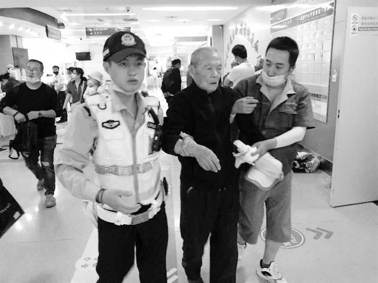 蘭州街頭最美的一次逆行！耄耋老人摔倒街頭 交警的哥合力救助3分鐘