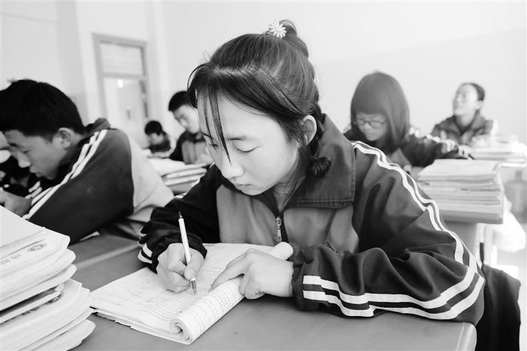 慶陽環(huán)縣這名小姑娘，柔弱肩膀撐起一個大家庭