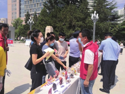 傳授歸類要點(diǎn)和常識——蘭州市西固區(qū)多部門聯(lián)動進(jìn)行垃圾分類宣傳