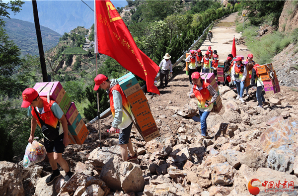 【關(guān)注隴南洪災】跋山涉水踏艱險 救災物資背進村（組圖）