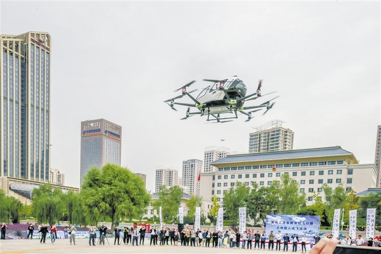 超酷、超刺激！智能駕駛飛行器在蘭載人試飛