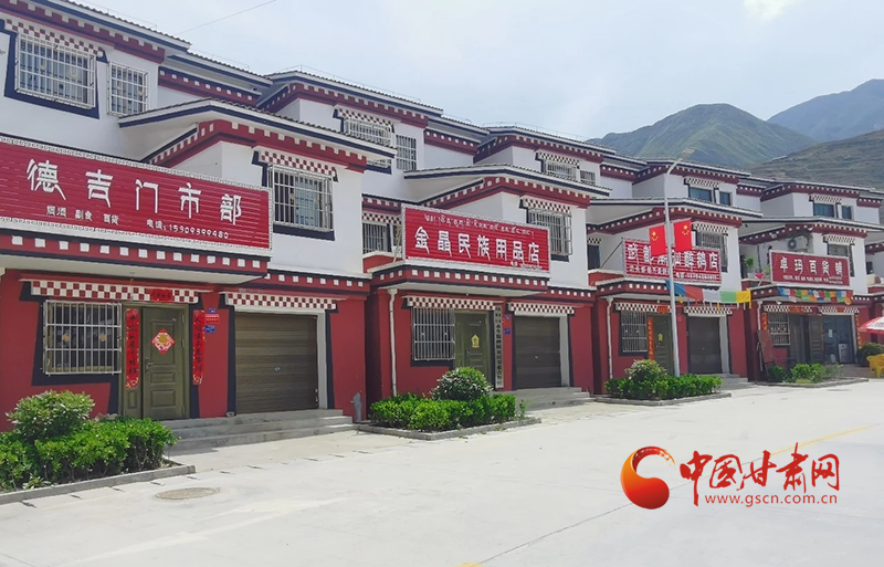 武都坪埡鄉(xiāng)：美麗安置區(qū) 綻放“幸?；ā?>
        </a><em>武都坪埡鄉(xiāng)：美麗安置區(qū) 綻放“幸福花”</em></li>
    <li><a  target=