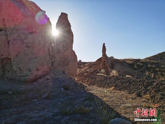 山丹境內(nèi)的長城是由壕塹和山險為主的漢長城和黃土墻體為主的明長城兩部分組成。 翟繼宗 攝