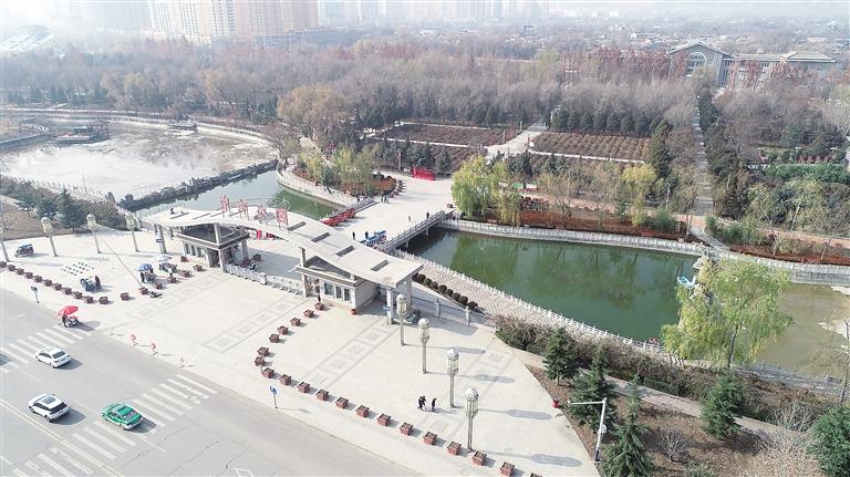 　初冬時節(jié)，臨夏市東郊公園里,楓樹、松柏、云杉等樹木色彩斑斕