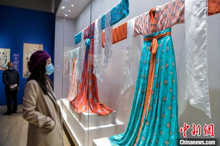 觀眾在參觀唐代服飾?！●樤骑w 攝