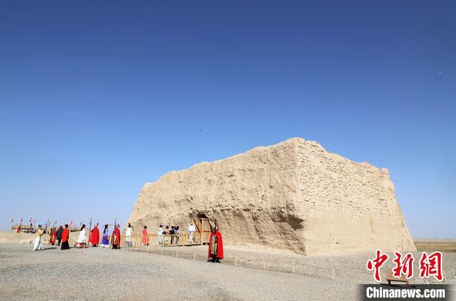 數(shù)十位身著古裝的女性通過體驗賞漢舞、習(xí)漢禮、吟誦詩詞等中華傳統(tǒng)文化，再現(xiàn)古絲綢之路的繁華盛景。　王菁 攝