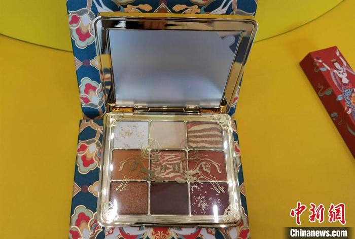 圖為取材壁畫色彩的敦煌美妝?！《∷?攝