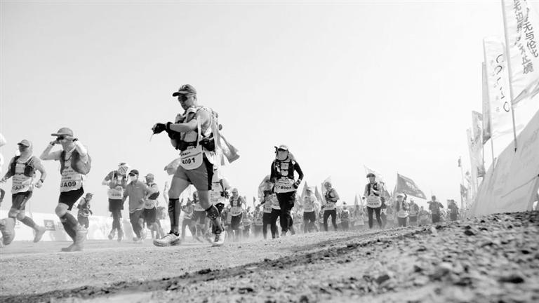 徒步穿越121公里戈壁 4922名商學院精英瓜州挑戰(zhàn)“玄奘之路”