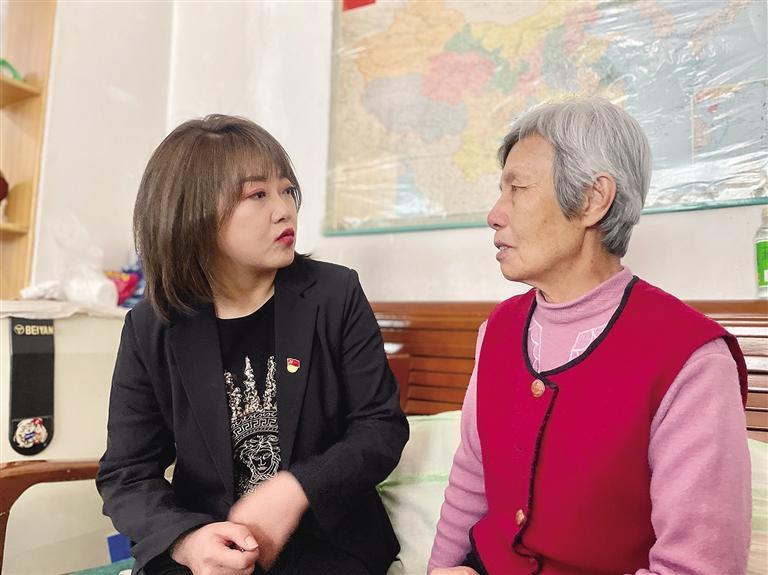 敦煌路街道任家莊街東社區(qū)黨委書記、居委會主任譚莉：我們必須成為老百姓堅強的后盾