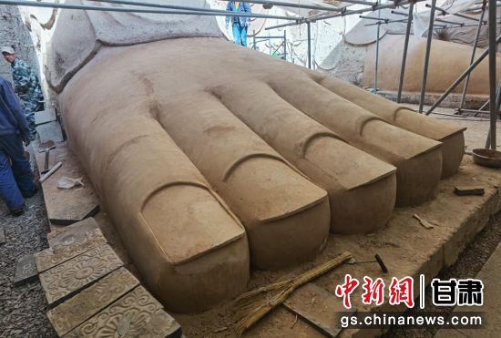 圖為中國“石窟鼻祖”天梯山石窟第13窟大佛足部與局部危巖體搶救性保護項目施工現(xiàn)場。陳曉斌 攝