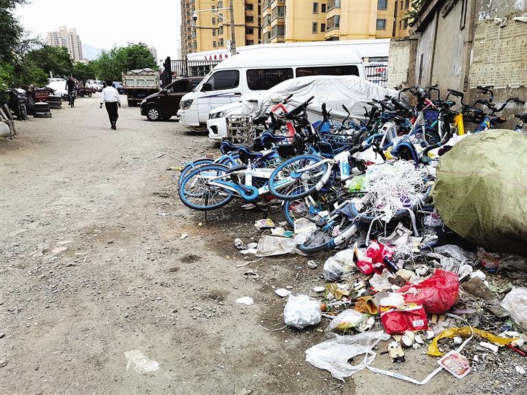 百米土路臟亂差，誰來管？經(jīng)記者協(xié)調(diào)，社區(qū)組織志愿者進行了清理