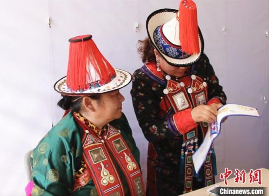 圖為用活態(tài)傳習(xí)的模式促進(jìn)裕固族非物質(zhì)文化遺產(chǎn)的保護(hù)傳承?！∈缝o靜 攝