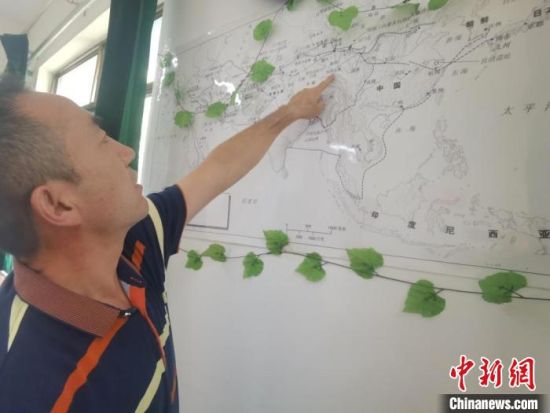 圖為甘肅省社會科學(xué)院絲綢之路研究所所長侯宗輝指出《絲綢之路古文明》課題組考察線路?！￠Z姣 攝