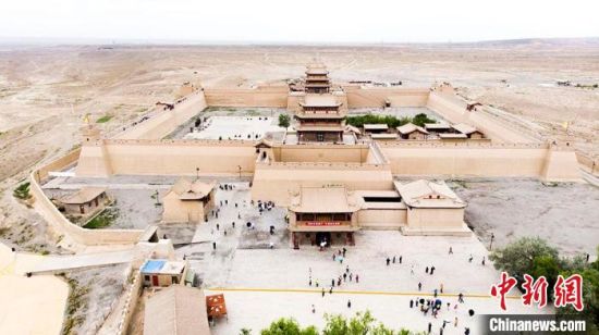 圖為7月中旬，世界文化遺產(chǎn)——嘉峪關(guān)，它是中國明代萬里長城的西端起點?！「哒埂z