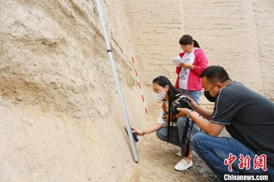 科技保護(hù)讓長城價值的真實性和完整性得到有效延續(xù)和傳承。圖為文物工作者正在測量關(guān)城的相關(guān)數(shù)據(jù)。　高展 攝