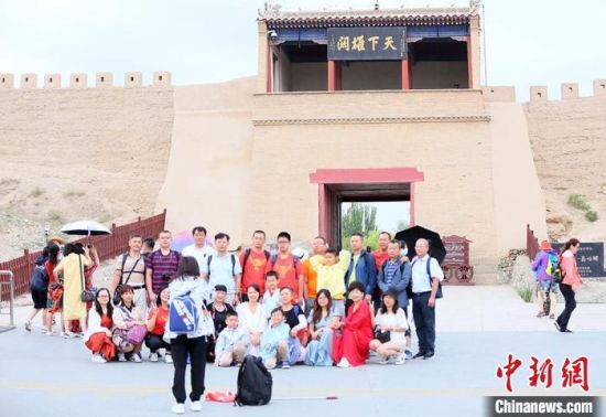 歷經(jīng)數(shù)十載保護(hù)修繕的古老關(guān)城得以延年益壽，成為了海內(nèi)外游客“絲路游”的必經(jīng)打卡地?！「哒?攝