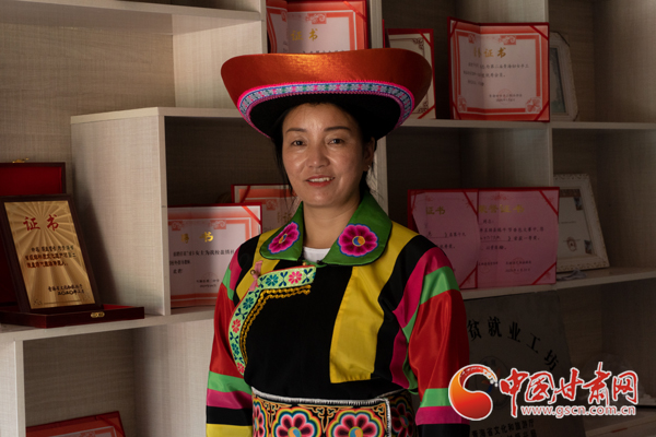 【蘭大新聞學(xué)子重走西北角】胡蘭索卡：土族繡娘的熱愛(ài)與堅(jiān)守