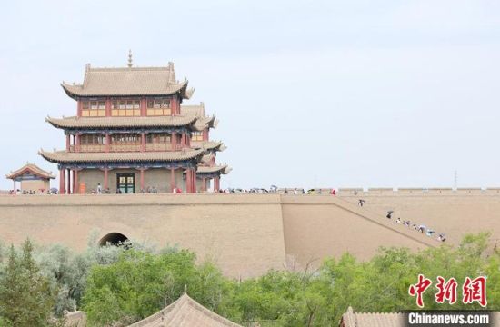 歷經(jīng)數(shù)十載保護(hù)修繕的古老關(guān)城得以延年益壽，成為了海內(nèi)外游客“絲路游”的必經(jīng)打卡地?！「哒?攝