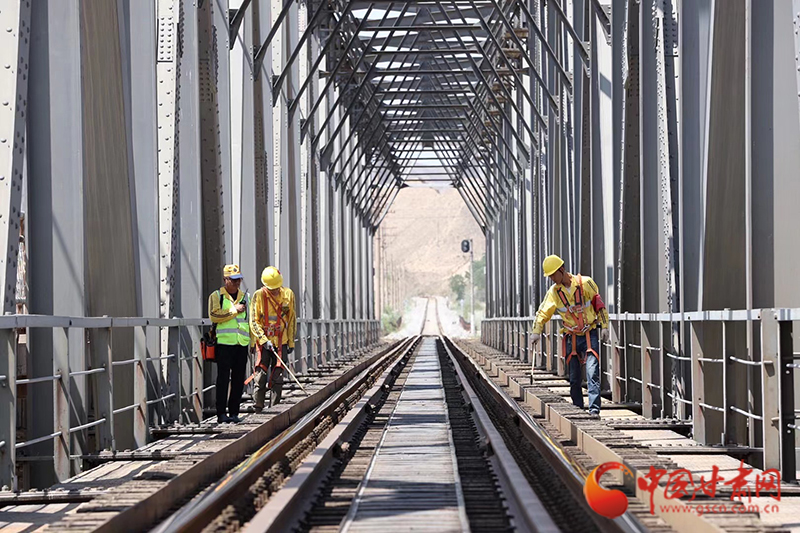 【隴拍客】“橋梁大夫”為靖遠(yuǎn)黃河大橋“把脈問(wèn)診”
