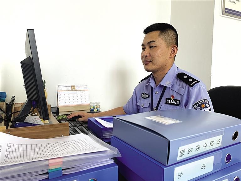 “身為黨員，就應(yīng)該第一個往前沖”