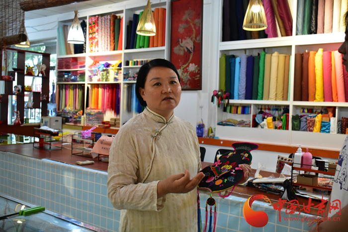 【蘭大新聞學(xué)子重走西北角】香包傳承人劉蘭芳：飛針走線，傳承匠心 