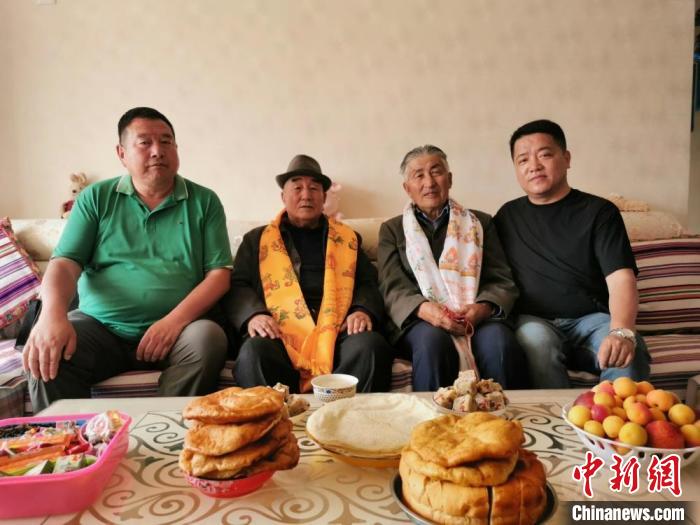 圖為張輝剛(右一)拜訪甘肅肅南縣裕固族德高望重的老人。(資料圖) 張輝剛供圖