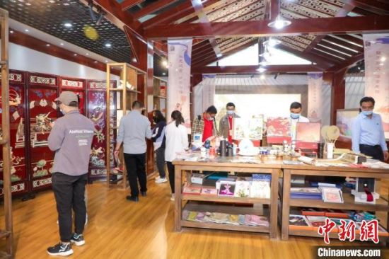 圖為甘肅“一會一節(jié)”期間，位于敦煌的天水市展館中，民眾觀賞文創(chuàng)產(chǎn)品?！「拭C省文化和旅游廳供圖