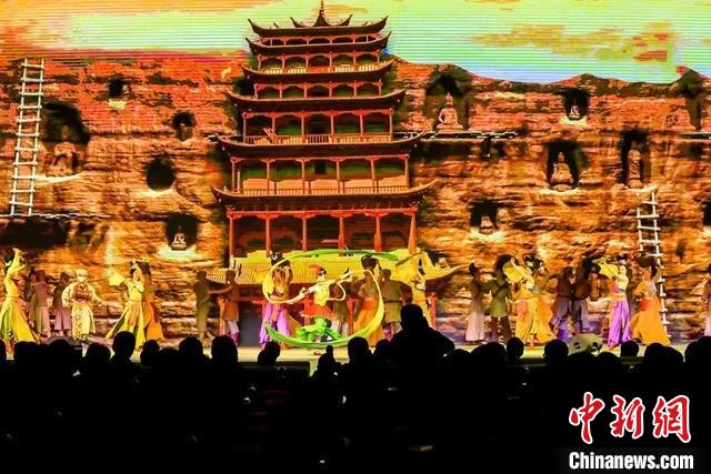 開幕式文藝展示“相約敦煌”，通過數(shù)字技術(shù)將莫高窟“搬到”演出現(xiàn)場(chǎng)?！「拭C省文化和旅游廳供圖