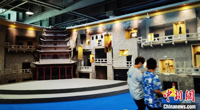 該展覽還借助科技手段，復(fù)原“藏經(jīng)洞”場(chǎng)景，將莫高窟“搬進(jìn)”展廳?！《∷?攝