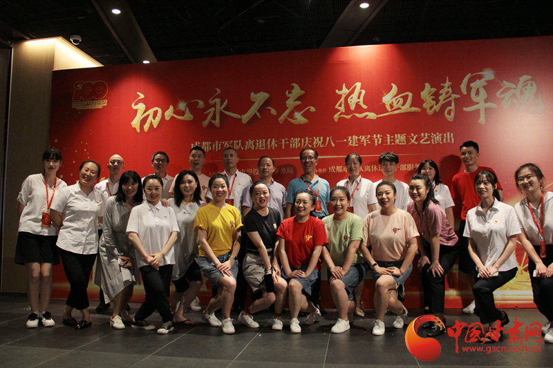 【蘭大新聞學(xué)子重走西北角】不變的軍旅情，不滅的舞臺夢——記原成都軍區(qū)政治部戰(zhàn)旗文工團國家一級演員楊思遠(yuǎn)