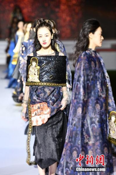 圖為敦煌服裝秀展示。 殷春永 攝