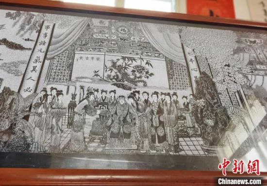 圖為陶世清的影雕作品?！钅?攝