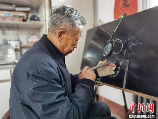 圖為陶世清在創(chuàng)作中?！钅?攝