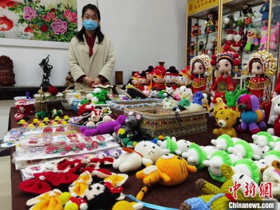 圖為隴原巧手展示手工藝品。(資料圖) 徐雪 攝