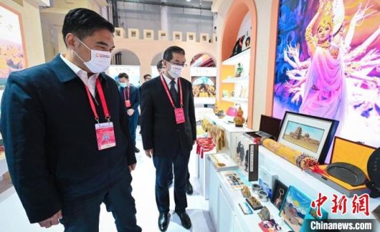 圖為甘肅省副省長(zhǎng)孫雪濤(左)與甘肅省文化和旅游廳廳長(zhǎng)陳衛(wèi)中(右)一同參觀“甘肅館”。　甘肅省文化和旅游廳供圖