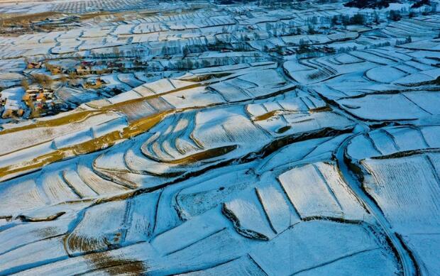 【“飛閱”中國(guó)】祁連山下良田沃野蓋“雪被”