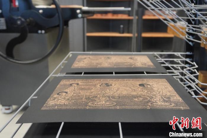 圖為徐晉林工作室制作的雕版敦煌壁畫印刷成品展示?！【琶赖┰?　攝