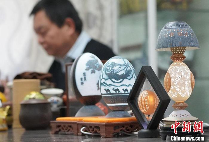 圖為吳義澤完成的蛋雕作品?！【琶赖ぴ?攝