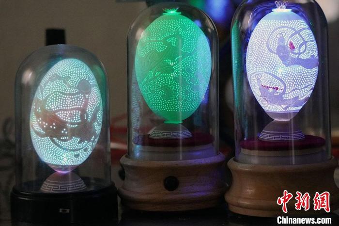 圖為以敦煌飛天為元素的蛋雕作品?！【琶赖ぴ?攝