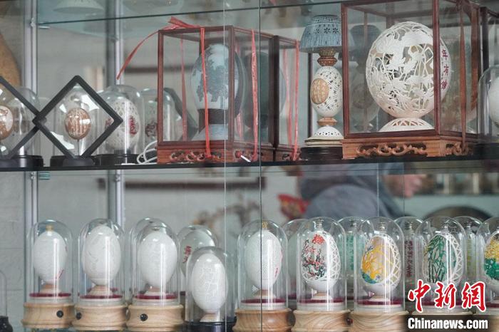 圖為吳義澤收藏柜內(nèi)的蛋雕作品?！【琶赖ぴ?攝