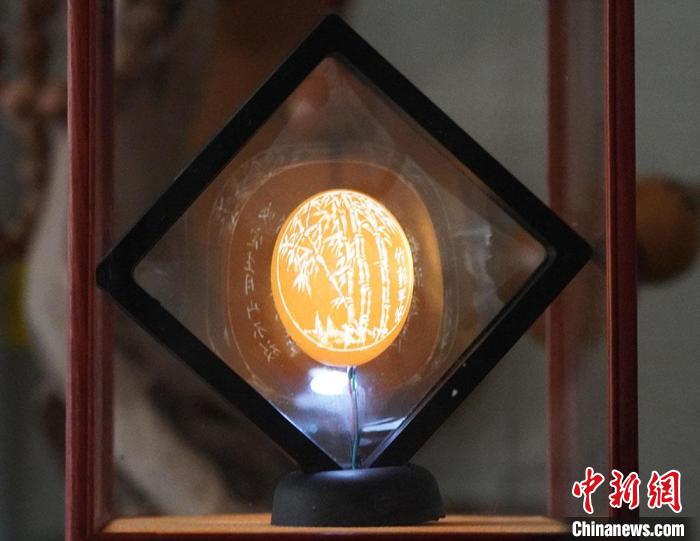 圖為吳義澤新包裝給蛋雕呈現(xiàn)立體感?！【琶赖ぴ?攝