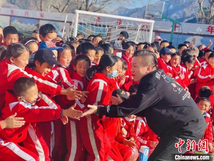 1月初，第五屆“街舞進藏鄉(xiāng)”公益助學活動在甘肅甘南結(jié)束，旨在讓藏族學子感受到街舞魅力?！￡惿菩?攝