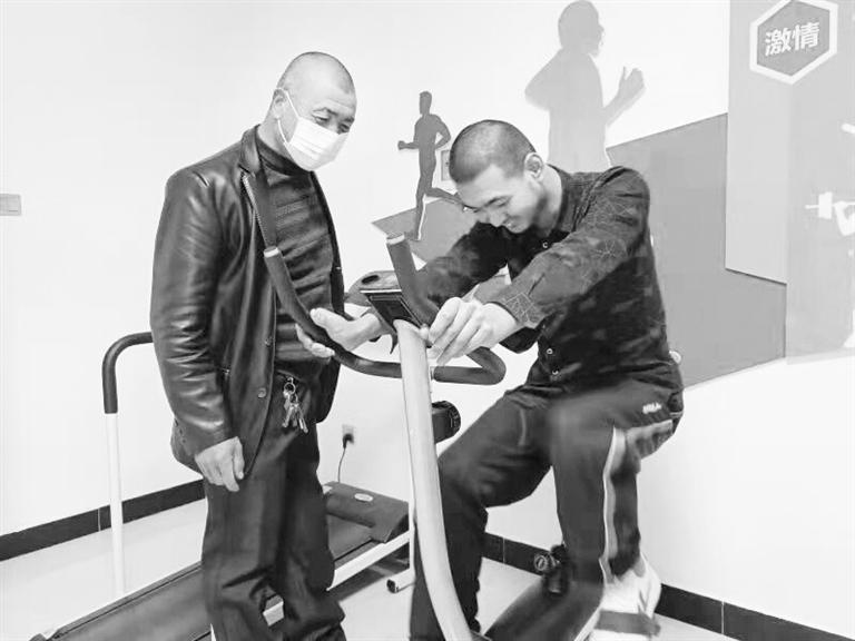 父愛如山！張掖高臺殘疾父親悉心照顧殘疾兒子20余年