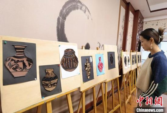 圖為學(xué)生用衍紙材料制作的彩陶紋飾?！⒂裉?攝